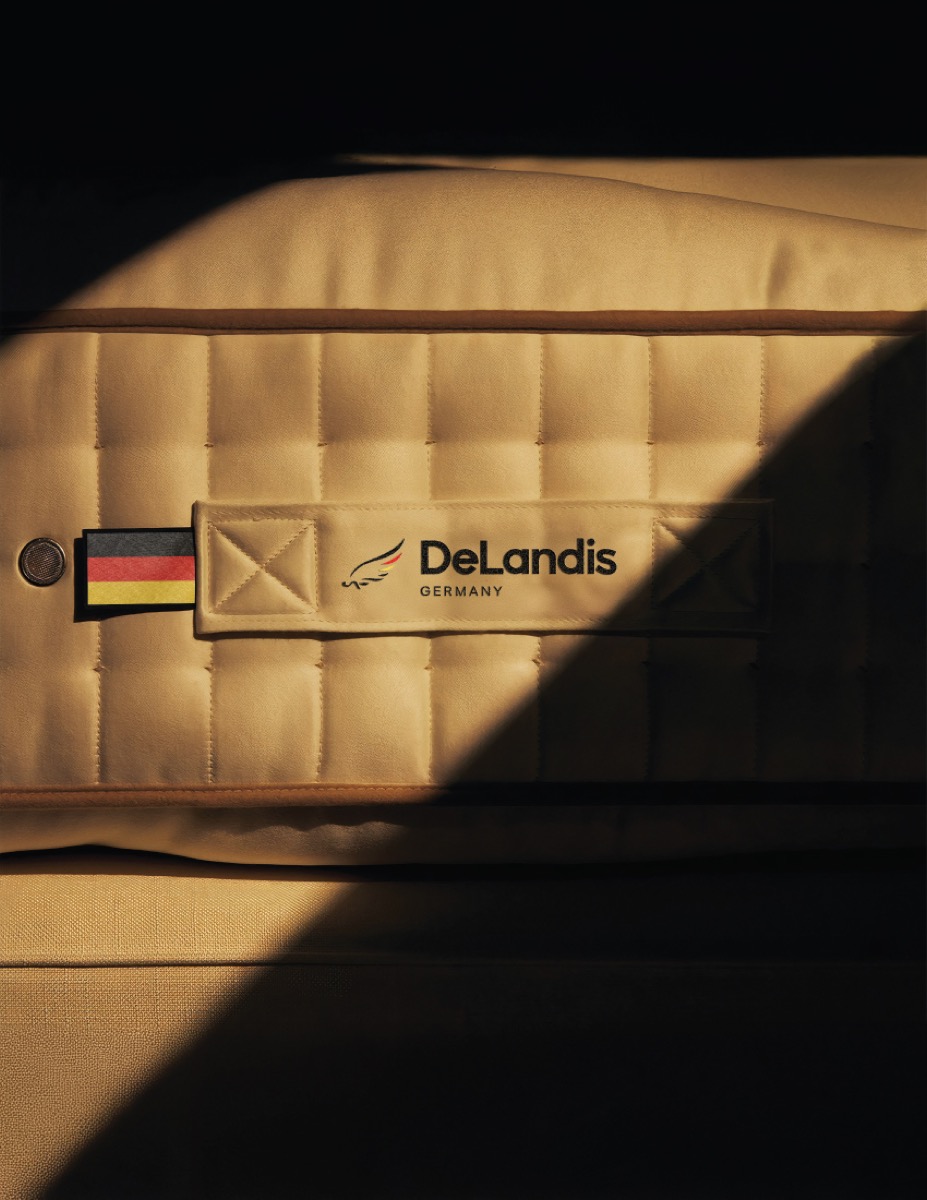 Detalle de un colchón DeLandis Germany con sello alemán